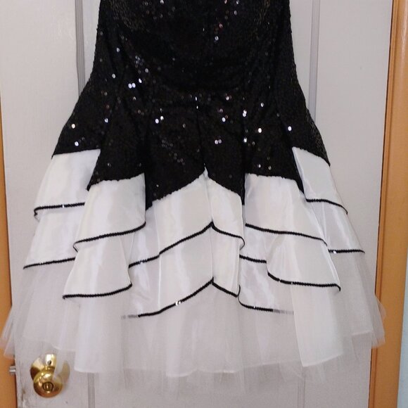 Black and white masquerade dress - Picture 3 of 5